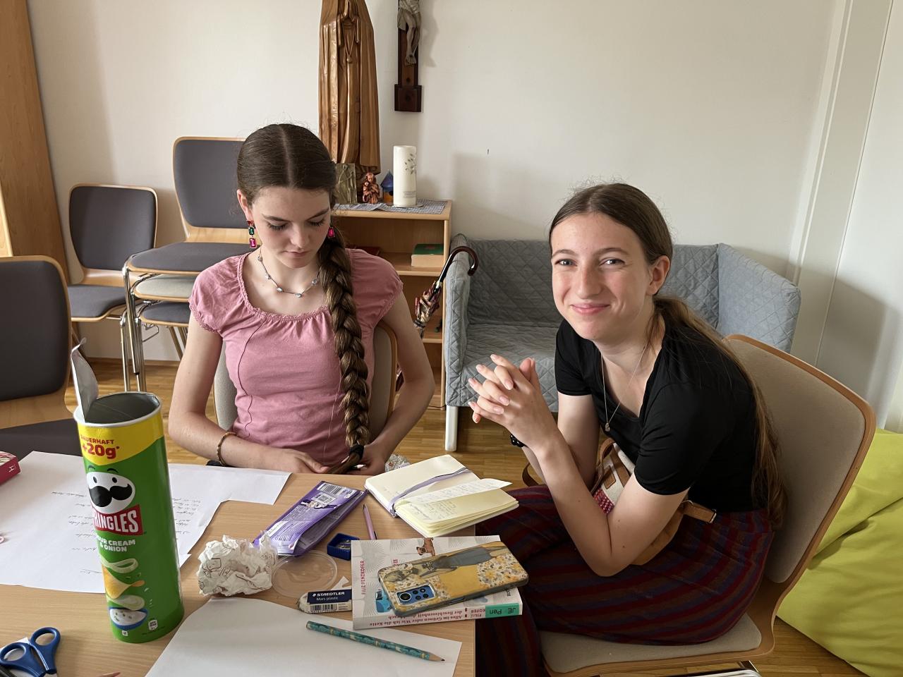 Jugendliche beim Lesen