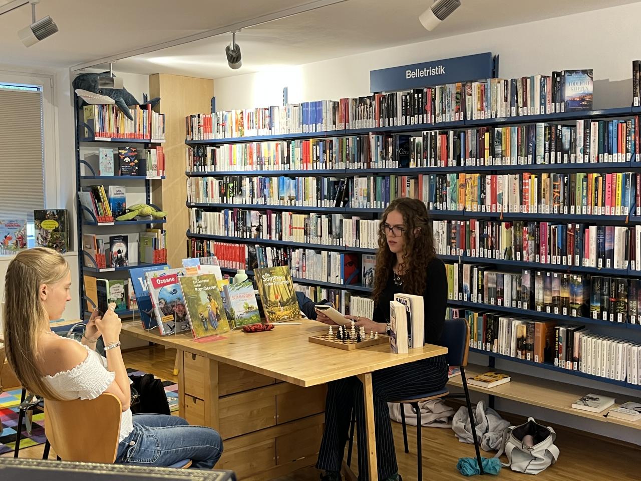 Jugendliche beim Lesen von Büchern