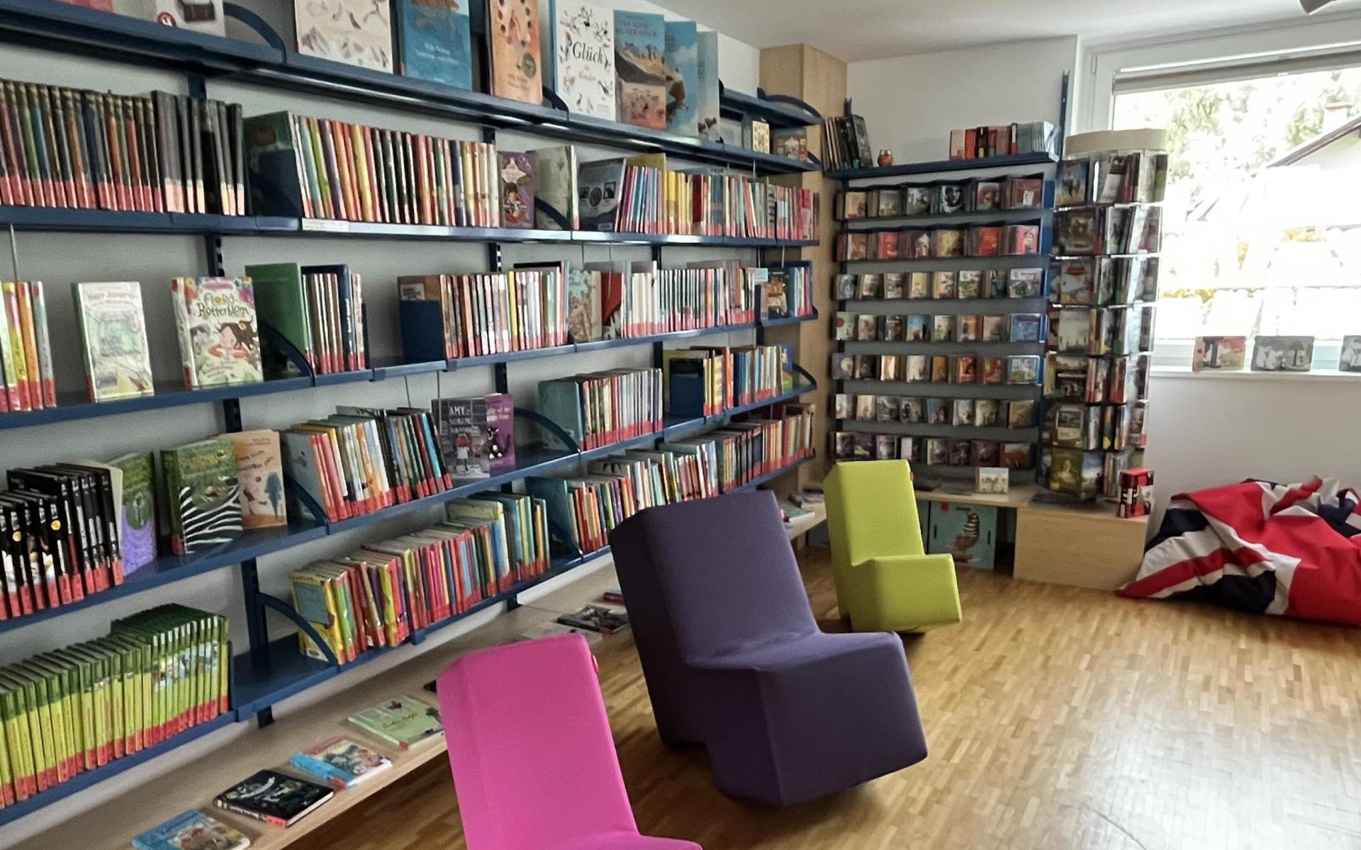 Bücher mit Sessel in der Bibliothek